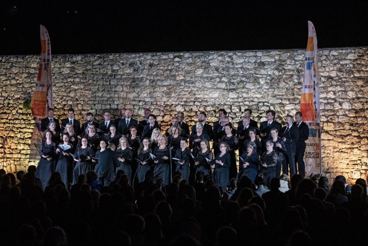 U Predivnom Ambijentu Bijele Tabije Izveden Spektakularni Koncert Hora