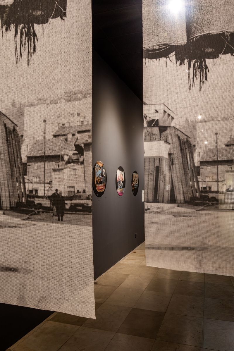 Kholoud Al Dousouqui, Windows of Gaza (Prozori Gaze), 2024Gaza bijenale – Sarajevski paviljon, Historijski muzej Bosne i Hercegovine fotografija: Benjamin Ibrulj 