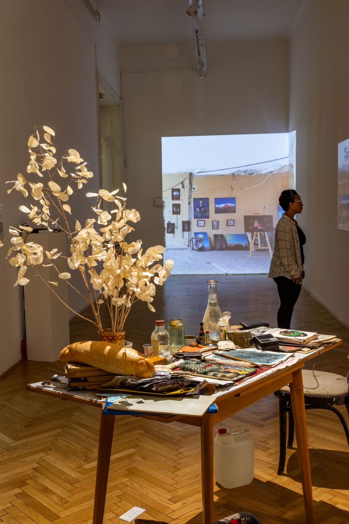 Edin Numankadić, Ratni tragovi, 1993 i Aya Juha, Human Not Number (Ljudi, a ne brojevi), 2024Gaza bijenale – Sarajevski paviljon, Umjetnička galerija Bosne i Hercegovine fotografija: Benjamin Ibrulj 