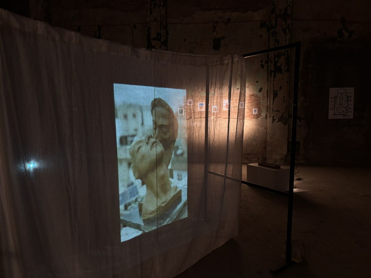 Khaled Hussein, I Miss You Deeply (Jako mi nedostaješ), 2025 i Liza Madi, Amputated Childhood (Amputirano djetinjstvo), 2024Gaza bijenale – Sarajevski paviljon, Zgrada Crvenog krsta/križa 