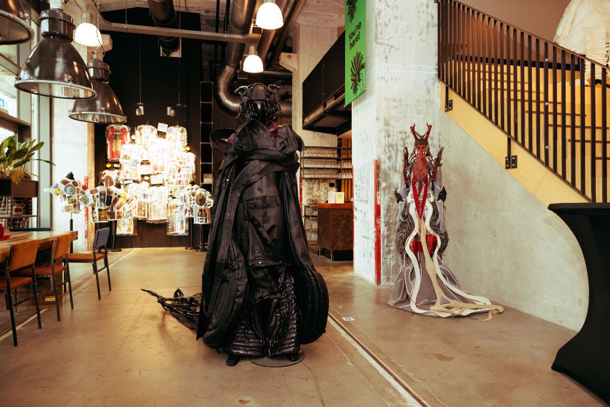 Zhenyi Zhou aka Apriscilla_lauraknipsael