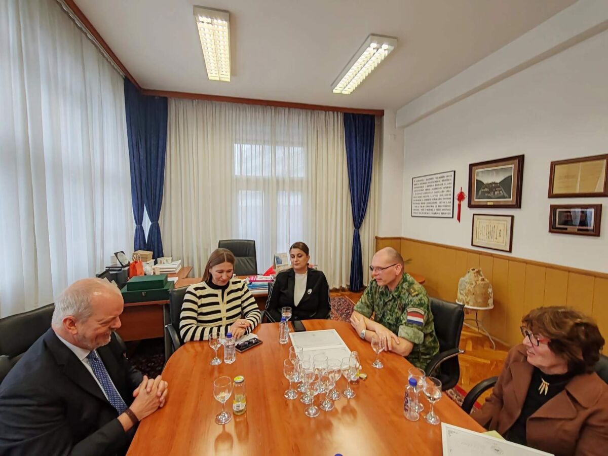 Privatna biblioteka profesora Jamesa M. Colliera svečano uručenа Biblioteci Filozofskog fakulteta Univerziteta u Sarajevu