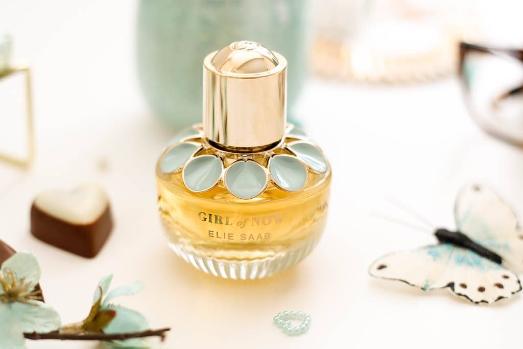 Evolucija luksuza: Kolekcije koje slave svako lice ženstvenosti Uspjeh prvog mirisa otvorio je vrata stvaranju bogate i raznolike parfemske kolekcije koja danas osvaja žene širom svijeta. Linije poput Le Parfum Lumière i Le Parfum In White nastavljaju tradiciju slavljenja svjetlosti i čistoće, dok je izuzetno popularna Girl of Now kolekcija donijela svjež, moderan zaokret namijenjen energičnijim generacijama. Svaki novi miris koji izađe iz ove modne kuće nosi prepoznatljiv DNK brenda: nepogrešiv spoj luksuza, topline i izražene ženstvenosti. Elie Saab parfemi nisu samo kozmetički proizvodi – oni su priče o snovima, suncu Mediterana i onom unutrašnjem sjaju koji svaka žena posjeduje, a koji ovi mirisi dodatno naglašavaju.