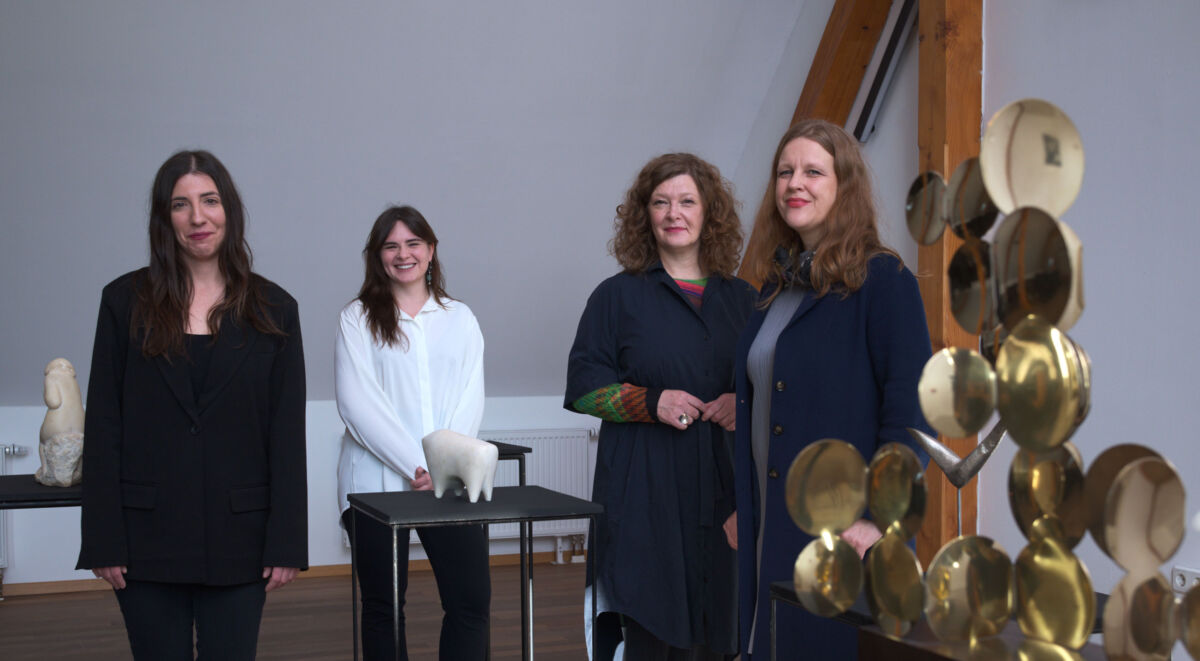 Marijana Dragicevic, direktorica Gradskog muzeja Bjelovar, Hana Curak, kustosica izlozbe i Ana Martina i Vjera Bakic, nasljednice opusa Vojina Bakica i autorice postava izlozbe
