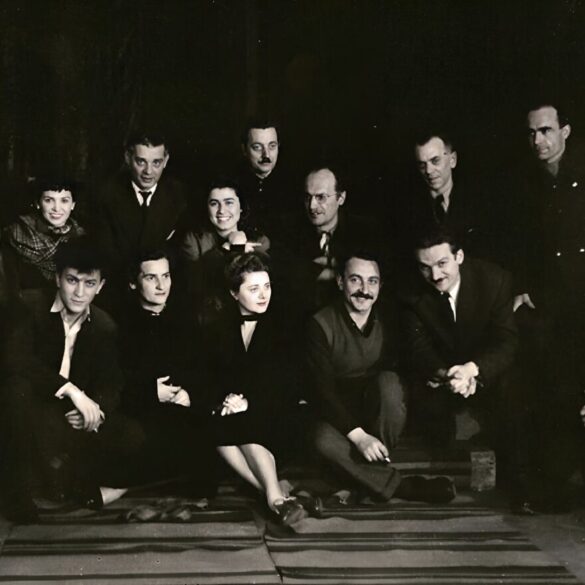MLADOST PRED SUDOM 1955 Ansambl predstave Jurislav Korenic sa ansamblom (2)
