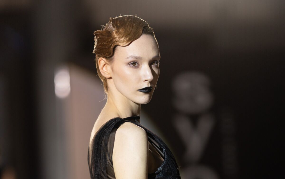 Beauty Report: Kako su crni ruž i ‘glass hair’ redefinirali SYOSS GLAZE modnu reviju