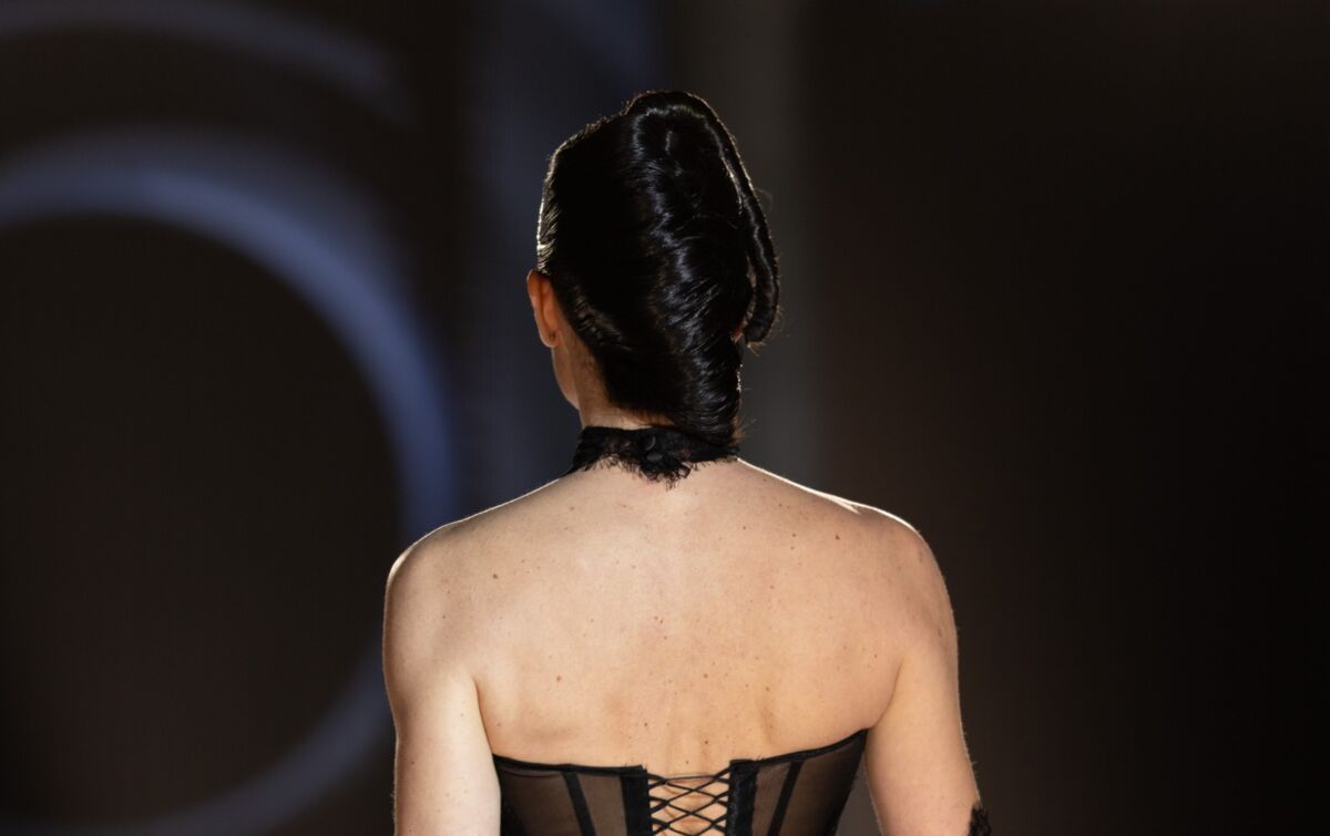 Beauty Report: Kako su crni ruž i ‘glass hair’ redefinirali SYOSS GLAZE modnu reviju