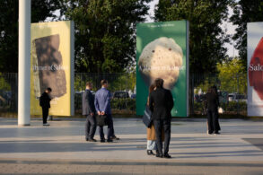 Posjetitelji ispred reklamnih panoa s natpisom A Matter of Salone – ulaz na Salone del Mobile Milano 2026