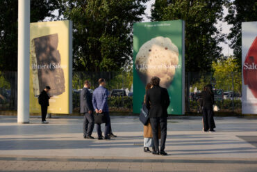 Posjetitelji ispred reklamnih panoa s natpisom A Matter of Salone – ulaz na Salone del Mobile Milano 2026