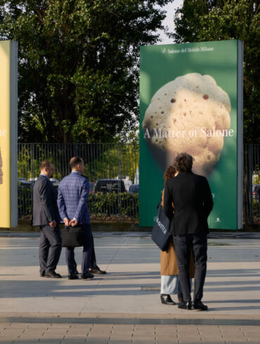 Posjetitelji ispred reklamnih panoa s natpisom A Matter of Salone – ulaz na Salone del Mobile Milano 2026