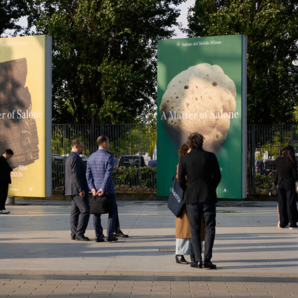 Posjetitelji ispred reklamnih panoa s natpisom A Matter of Salone – ulaz na Salone del Mobile Milano 2026