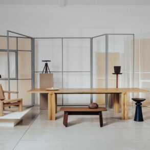 Zanat kolekcija 2026 – grupni prikaz novih proizvoda i jubilernih predmeta s izložbe „Između ruke i uma" na Salone del Mobile u Milanu, ručno rezbareno drvo iz Konjica