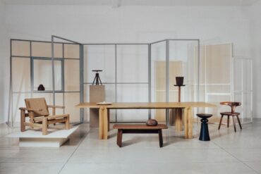 Zanat kolekcija 2026 – grupni prikaz novih proizvoda i jubilernih predmeta s izložbe „Između ruke i uma" na Salone del Mobile u Milanu, ručno rezbareno drvo iz Konjica