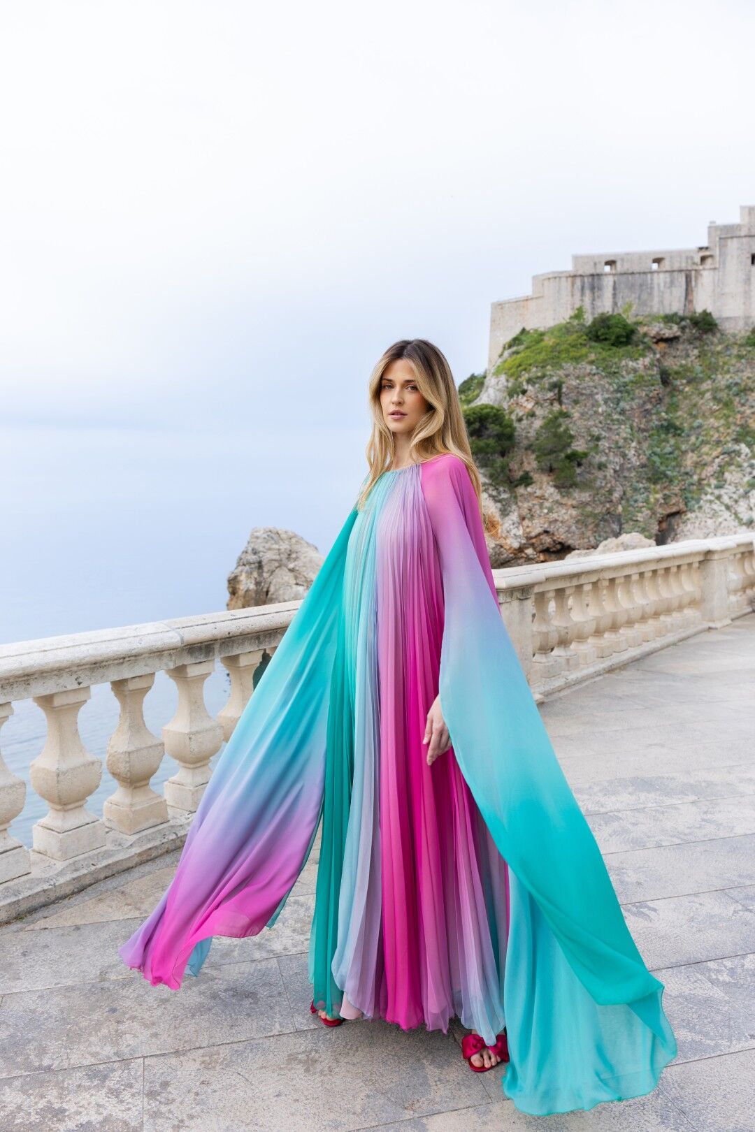 Belma Tvico Continuum SS 2026 ombre cape haljina fuksija tirkizna