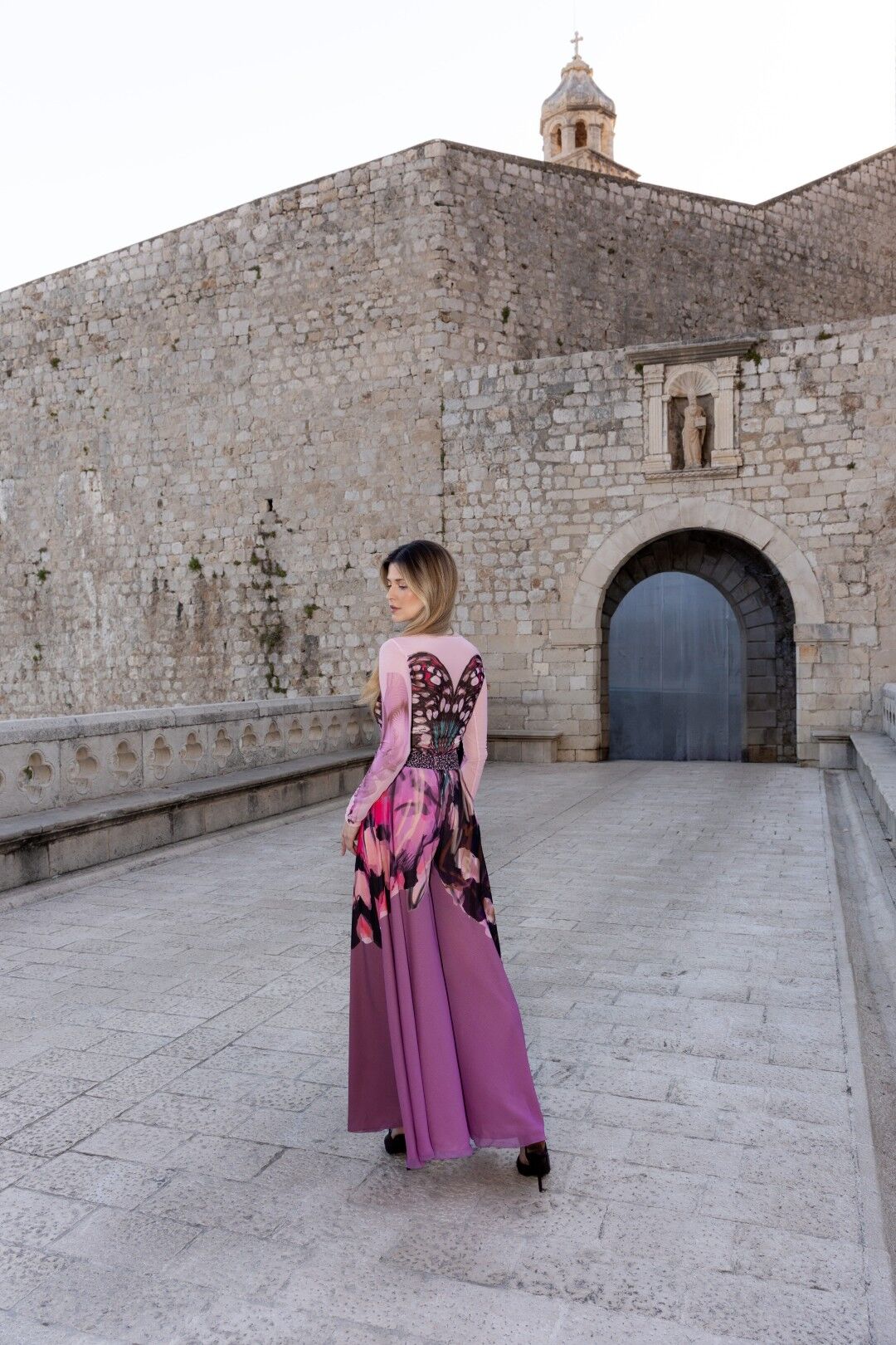 Belma Tvico Continuum SS 2026 ljubičasta maxi haljina print leptira