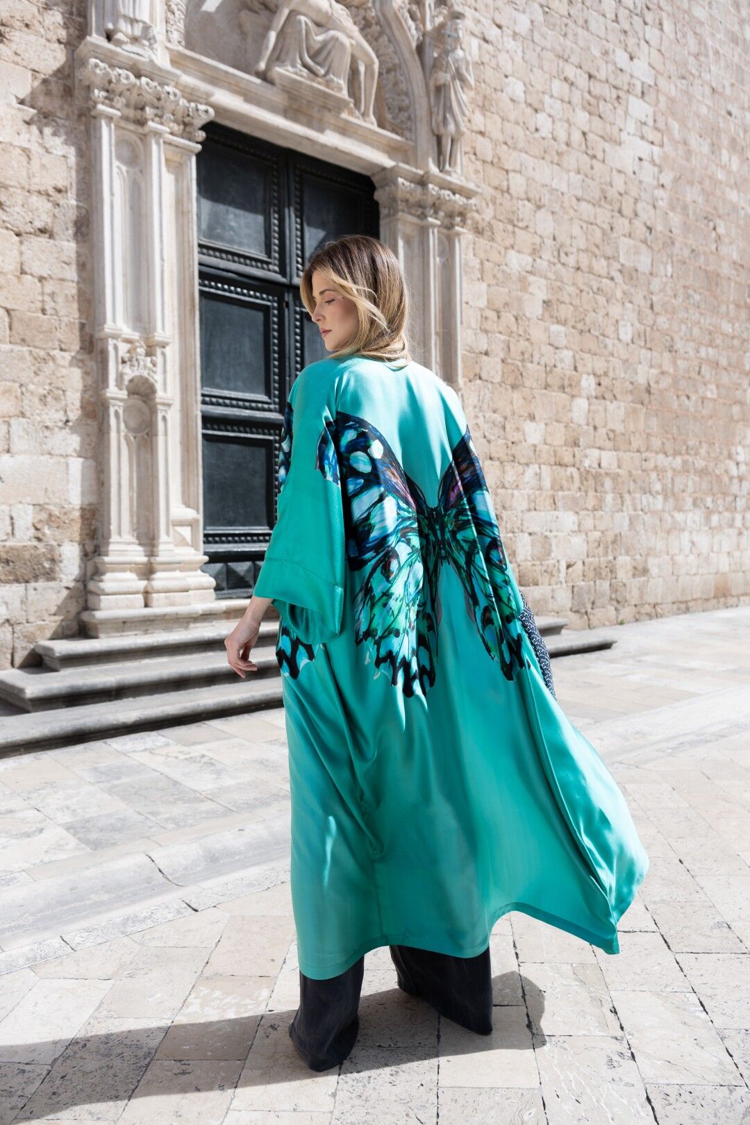 Belma Tvico Continuum SS 2026 tirkizni kimono print leptira leđa
