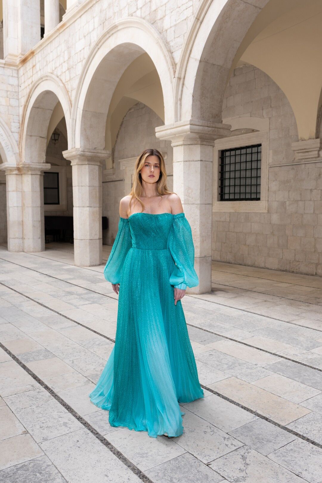 Belma Tvico Continuum SS 2026 tirkizna off shoulder haljina dubrovački trijemovi