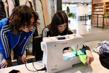 Kreativni kutak za šivanje i popravku stare odjeće u prostorijama Goethe-Instituta