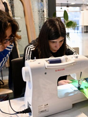 Kreativni kutak za šivanje i popravku stare odjeće u prostorijama Goethe-Instituta