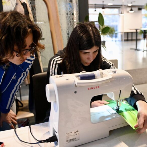 Kreativni kutak za šivanje i popravku stare odjeće u prostorijama Goethe-Instituta