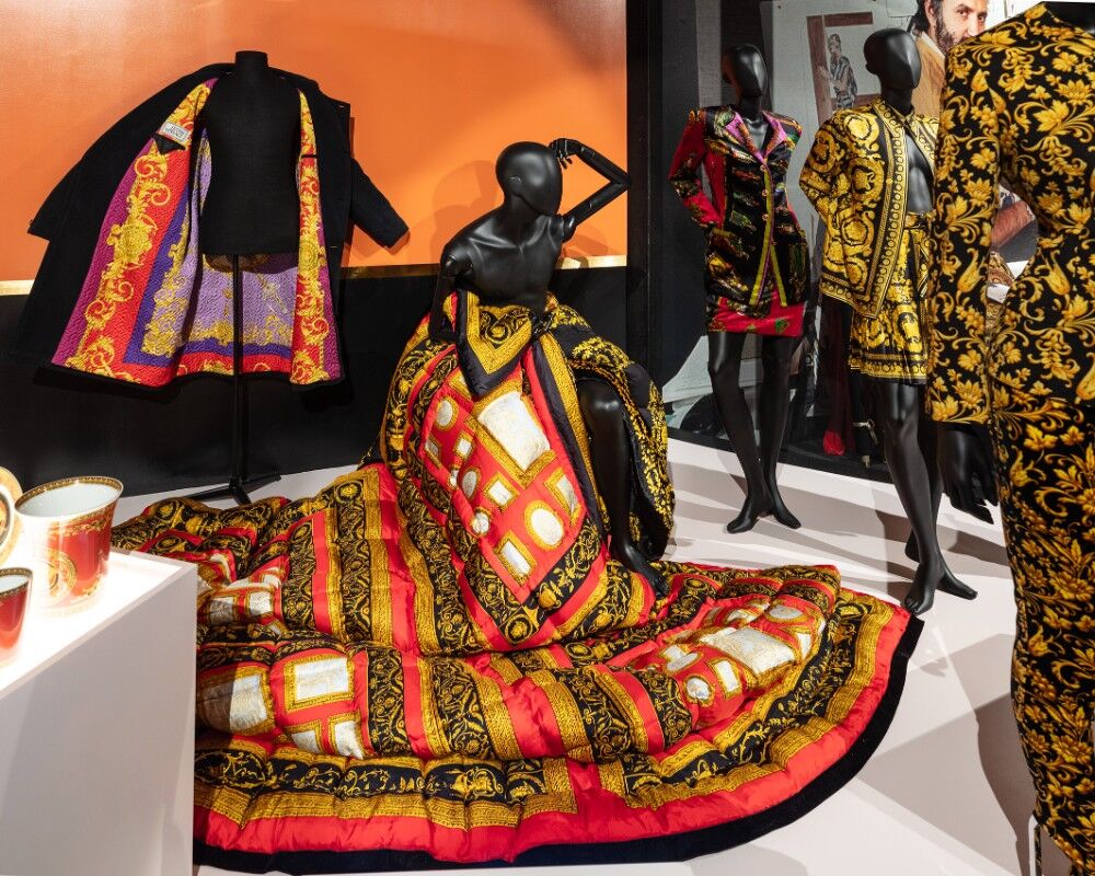 Originalna haljina Giannija Versacea sa baroknim printom na izložbi u Musée Maillol Pariz.