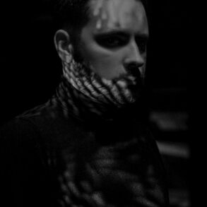 Mirza Rahmanović Indigo u minimalističnom ambijentu, fokusiran i introspektivan, vizualno reflektuje atmosferu njegove muzike, foto Adnan Lingo