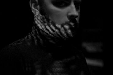 Mirza Rahmanović Indigo u minimalističnom ambijentu, fokusiran i introspektivan, vizualno reflektuje atmosferu njegove muzike, foto Adnan Lingo