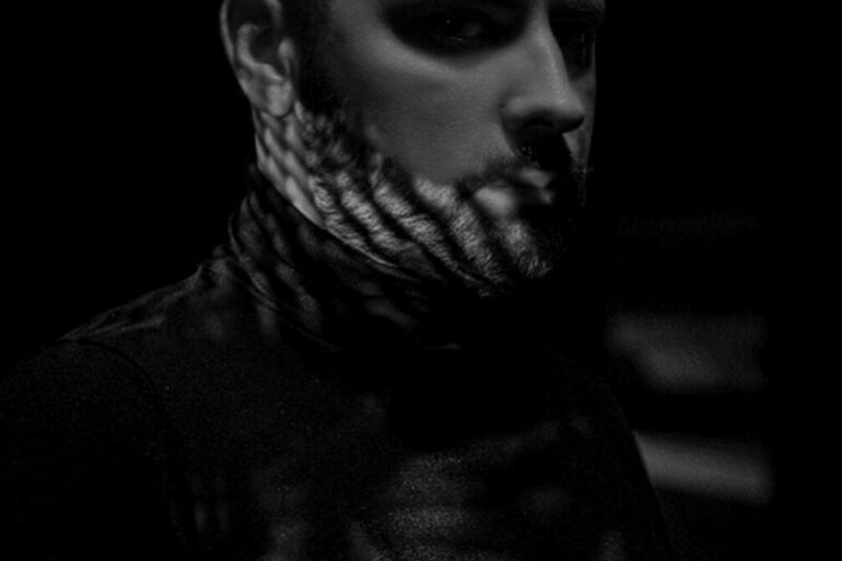 Mirza Rahmanović Indigo u minimalističnom ambijentu, fokusiran i introspektivan, vizualno reflektuje atmosferu njegove muzike, foto Adnan Lingo