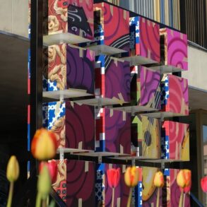 Modularna instalacija Memory Blocks sastavljena od 16 oslikanih kocki postavljena u javnom prostoru