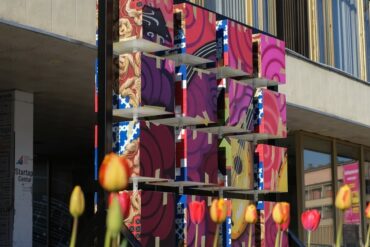 Modularna instalacija Memory Blocks sastavljena od 16 oslikanih kocki postavljena u javnom prostoru