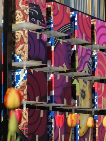 Modularna instalacija Memory Blocks sastavljena od 16 oslikanih kocki postavljena u javnom prostoru