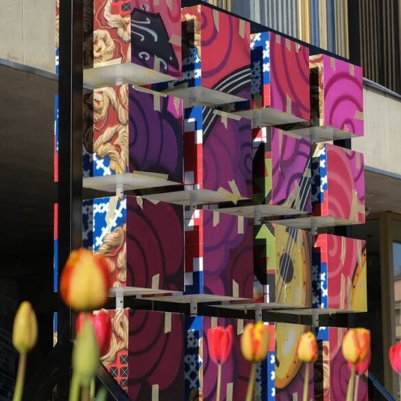 Modularna instalacija Memory Blocks sastavljena od 16 oslikanih kocki postavljena u javnom prostoru