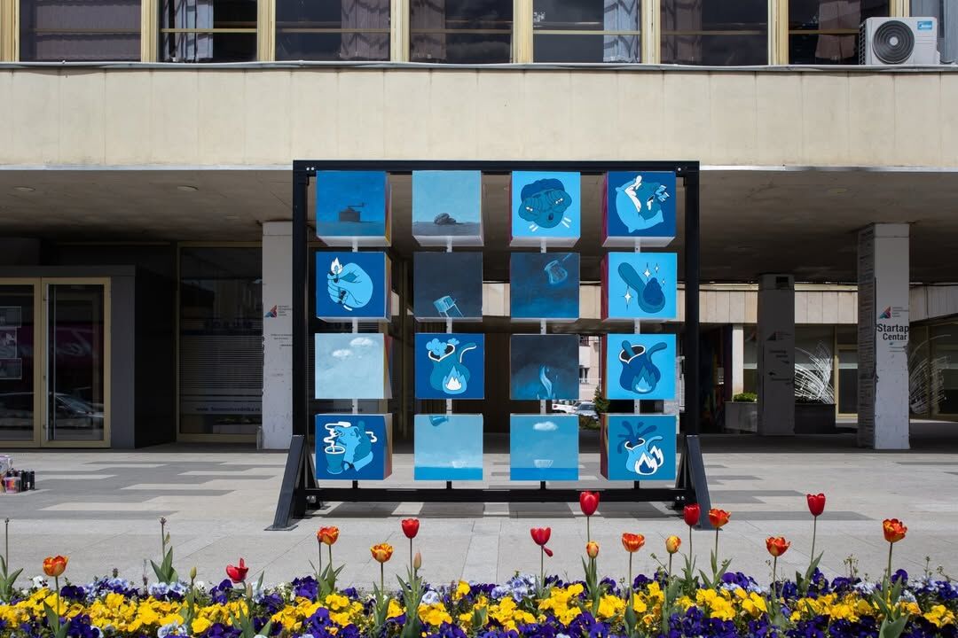 Modularna instalacija Memory Blocks sastavljena od 16 oslikanih kocki postavljena u javnom prostoru