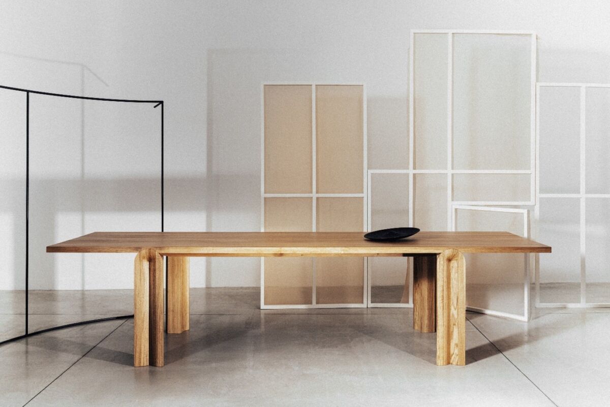 Zanat NAVE stol od punog drveta s ručno rezbarenim nogama, dizajn Patrick Norguet, masivni blagovaonski stol dužine 320 cm