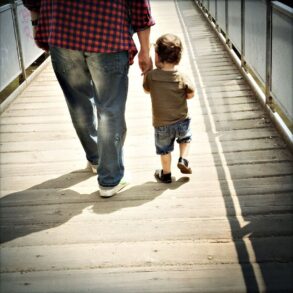 Andrej Đerković i sin Theodor prelaze most Ars Aevi u performansu REUNITED, 2019.