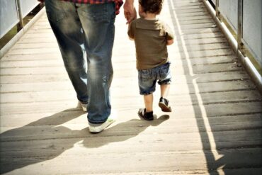 Andrej Đerković i sin Theodor prelaze most Ars Aevi u performansu REUNITED, 2019.