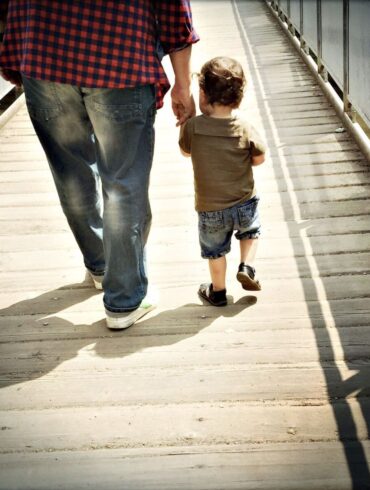 Andrej Đerković i sin Theodor prelaze most Ars Aevi u performansu REUNITED, 2019.