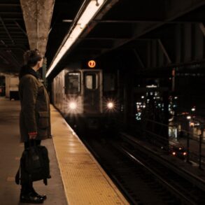 Scena iz dokumentarnog filma "Što te nema" – participativni memorijalni projekt umjetnice Aide Šehović posvećen žrtvama genocida u Srebrenici, sa fildžanima kao simbolima sjećanja.