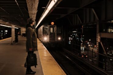 Scena iz dokumentarnog filma "Što te nema" – participativni memorijalni projekt umjetnice Aide Šehović posvećen žrtvama genocida u Srebrenici, sa fildžanima kao simbolima sjećanja.