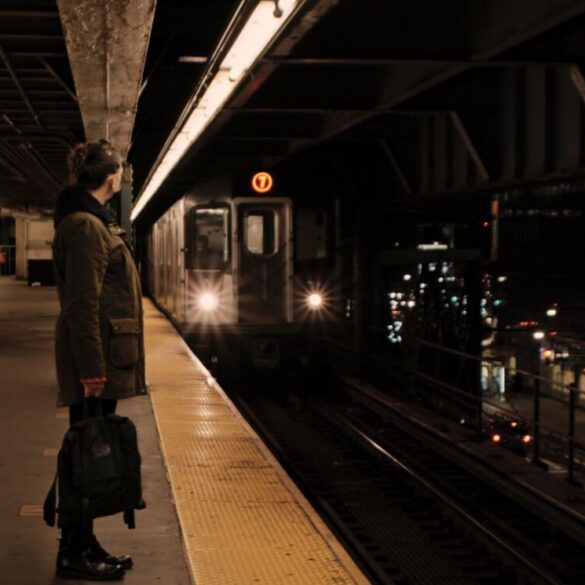 Scena iz dokumentarnog filma "Što te nema" – participativni memorijalni projekt umjetnice Aide Šehović posvećen žrtvama genocida u Srebrenici, sa fildžanima kao simbolima sjećanja.