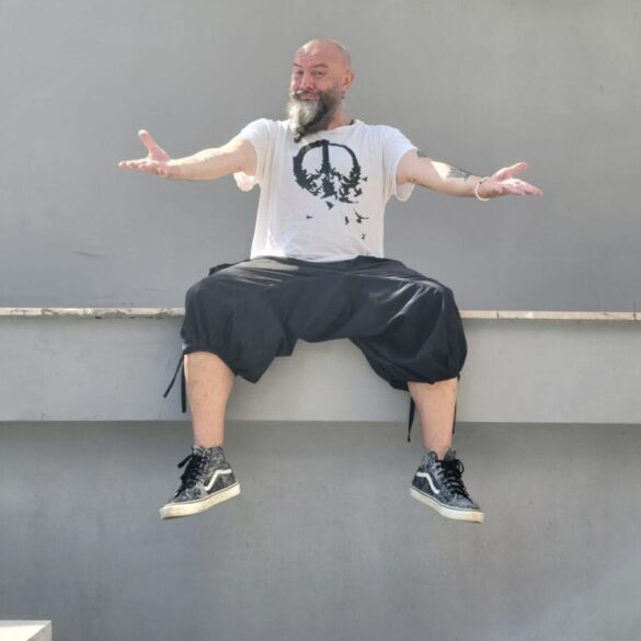 Srđan Jevđević, frontmen Kultur Shocka, u Historijskom muzeju Bosne i Hercegovine, 2026. Fotografija Majda Turkić.
