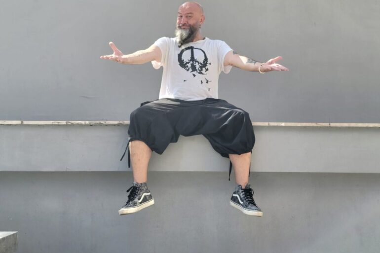 Srđan Jevđević, frontmen Kultur Shocka, u Historijskom muzeju Bosne i Hercegovine, 2026. Fotografija Majda Turkić.