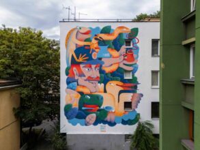 Umjetnica Tea Jurišić oslikava mural tijekom FASADA Festivala 2025, rad u progresu na velikoj zidnoj površini