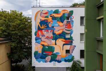 Umjetnica Tea Jurišić oslikava mural tijekom FASADA Festivala 2025, rad u progresu na velikoj zidnoj površini