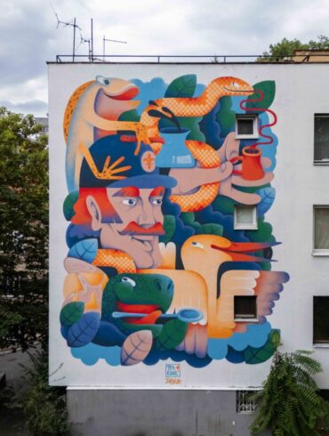 Umjetnica Tea Jurišić oslikava mural tijekom FASADA Festivala 2025, rad u progresu na velikoj zidnoj površini