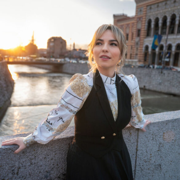 Alma Subašić, interpretatorka sevdalinke, u promotivnoj fotografiji za pjesmu Glasom iz sehara