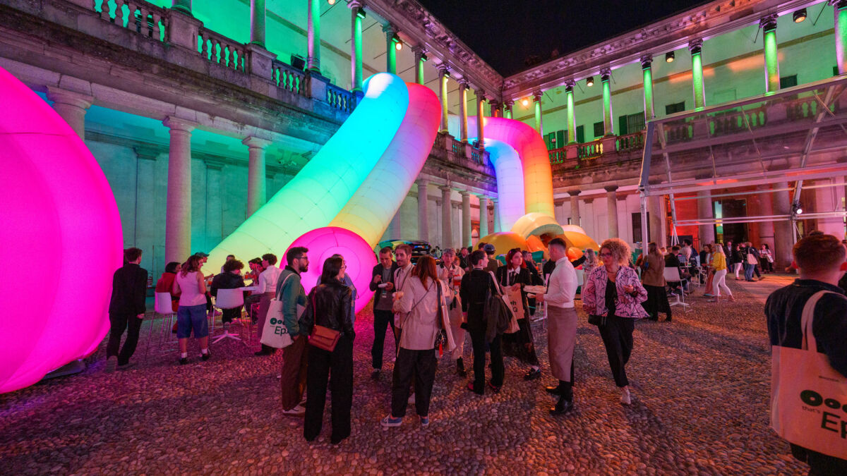 Noćna atmosfera Škoda instalacije u Palazzo del Senatu, naduvane skulpture u duginim bojama osvjetljavaju istorijsko dvorište