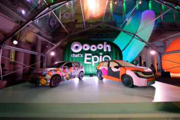 Škoda Epiq u kamuflažnoj wrap foliji i Epiq Sculpt, trodimenzionalna interpretacija od ručno oblikovanog materijala, na pozornici u Palazzo del Senatu