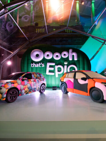 Škoda Epiq u kamuflažnoj wrap foliji i Epiq Sculpt, trodimenzionalna interpretacija od ručno oblikovanog materijala, na pozornici u Palazzo del Senatu