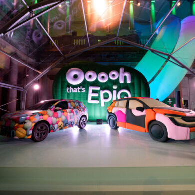 Škoda Epiq u kamuflažnoj wrap foliji i Epiq Sculpt, trodimenzionalna interpretacija od ručno oblikovanog materijala, na pozornici u Palazzo del Senatu